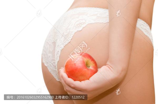 女性臀部和蘋果在一只手