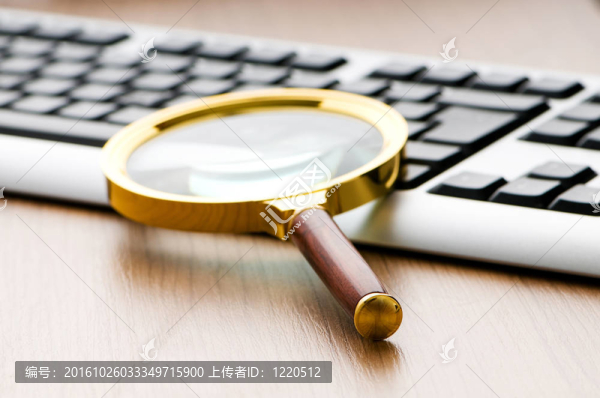 具有鍵盤和放大鏡的計算機安全概念