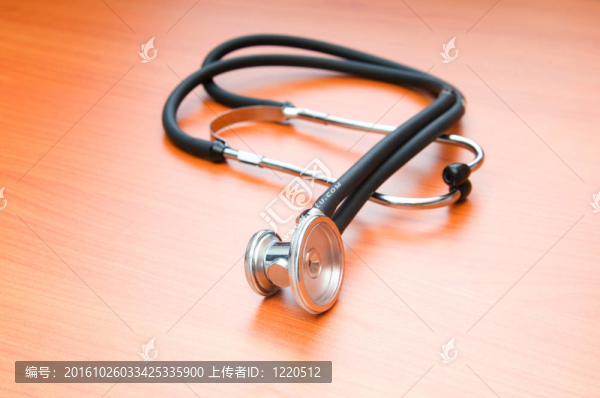 醫(yī)學(xué)概念的木桌上聽診器