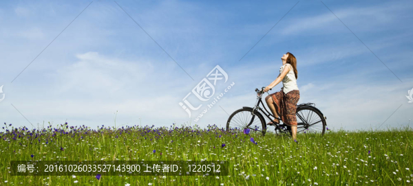 騎自行車的女孩