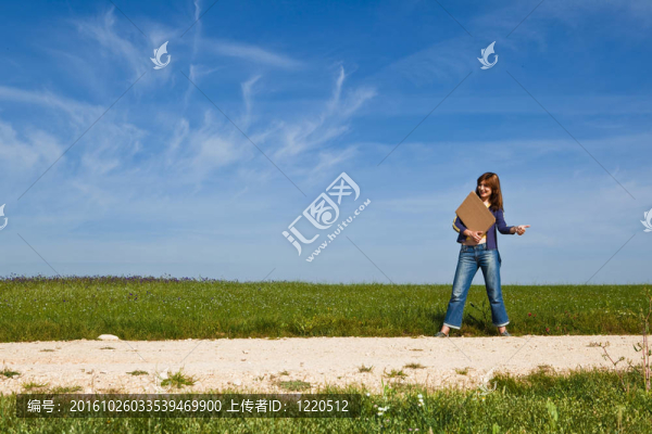 搭便車的女孩
