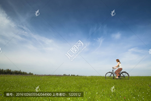 騎自行車