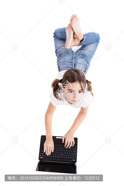 帶著筆記本電腦的小女孩