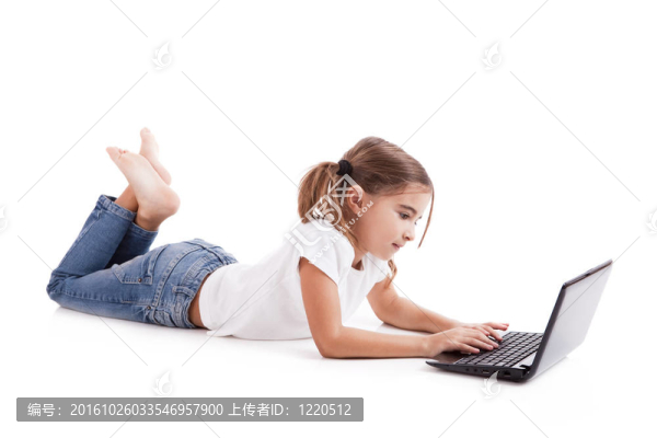 帶著筆記本電腦的小女孩