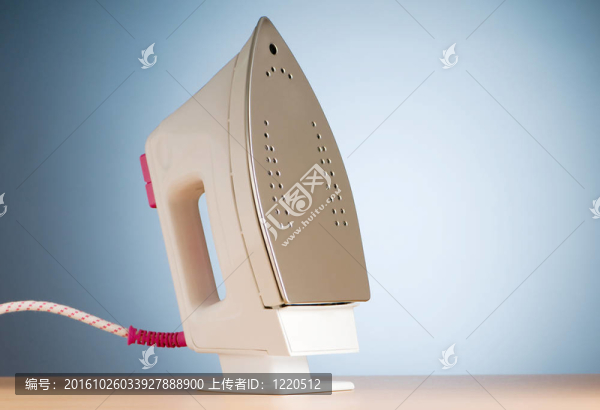 現(xiàn)代電熨斗對彩色背景
