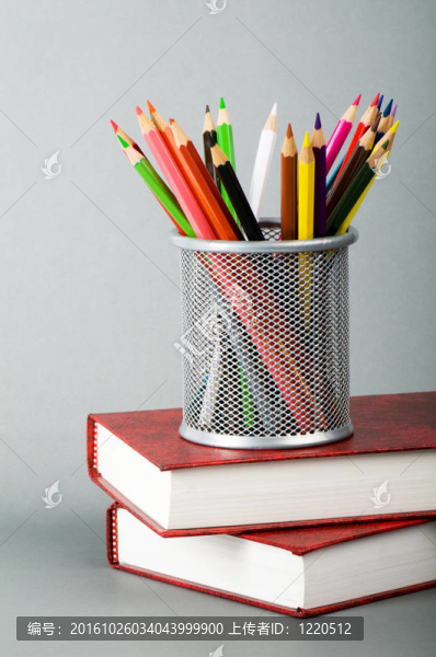 回到學(xué)校的概念與書籍和鉛筆