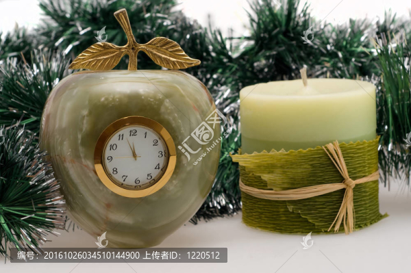 桌面時鐘和蠟燭
