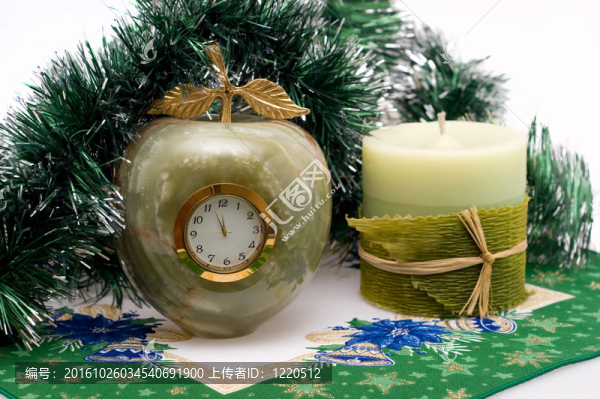 桌面時(shí)鐘和蠟燭