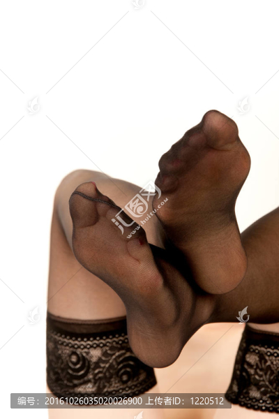 穿著黑色尼龍長襪的性感女人的腳