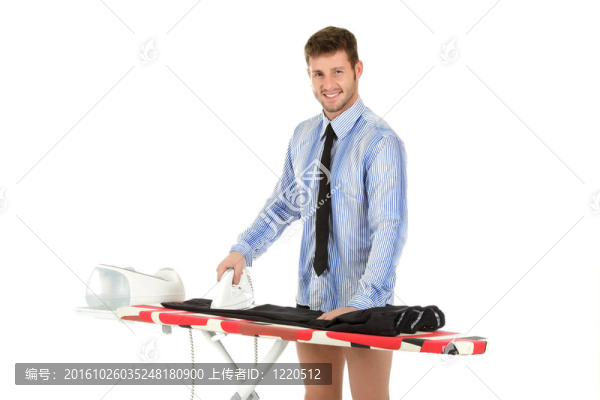 年輕的白人男子熨燙衣服