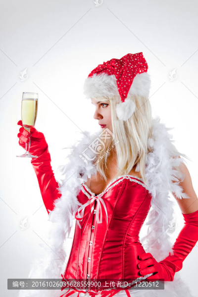 Santa夫人看著香檳酒杯