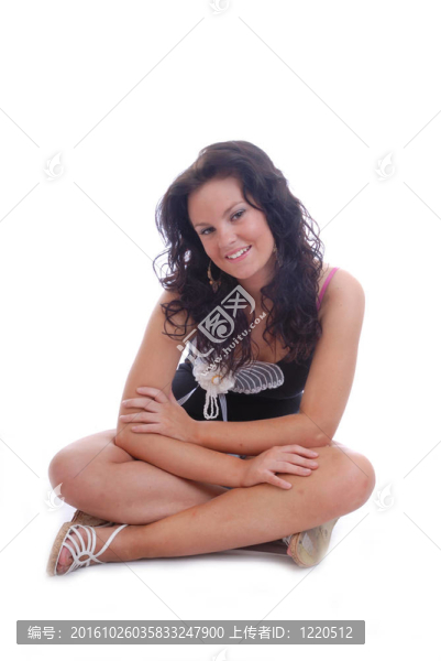 漂亮的年輕女子坐在地板上