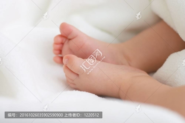 嬰兒腳在毛巾