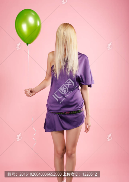 金發(fā)碧眼的派對女孩