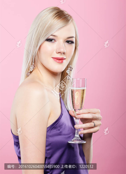 金發(fā)碧眼的派對(duì)女孩