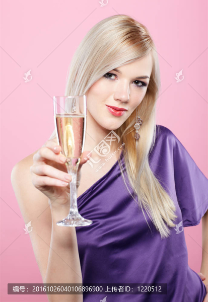 金發(fā)碧眼的派對(duì)女孩