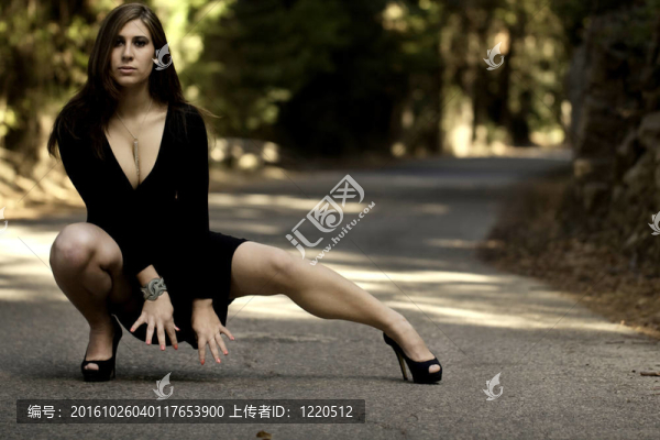 美麗的女人在路上