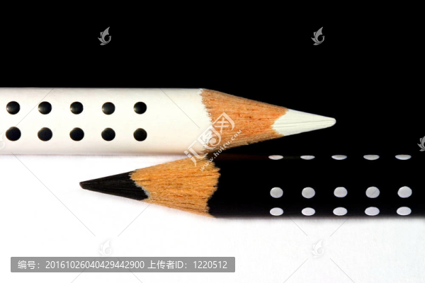 白色和黑色鉛筆