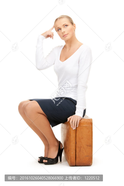 棕色手提箱的女人