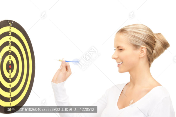 用飛鏢和靶的商人