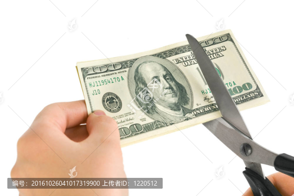 用剪刀剪錢(qián)的手