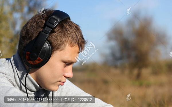 男孩喜歡音樂