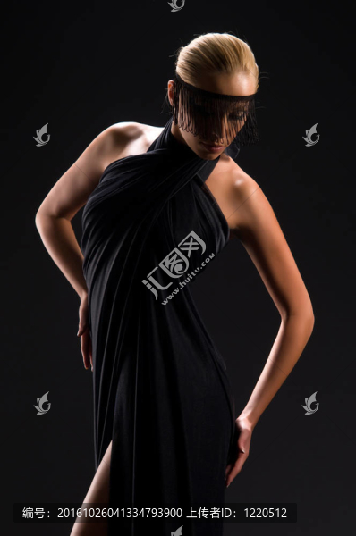美麗的金發(fā)女郎穿著優(yōu)雅的衣服