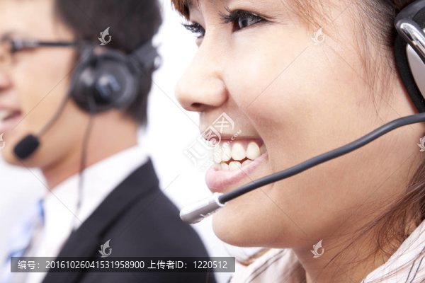 微笑的女商人在辦公的客戶支持團(tuán)隊