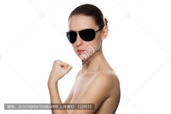 女人戴太陽鏡的肖像。