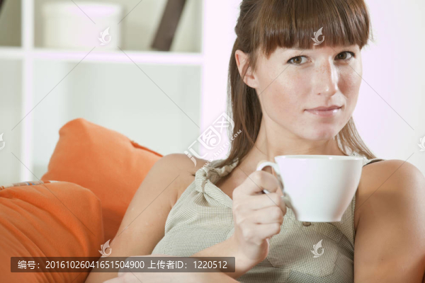 喝杯茶的女人