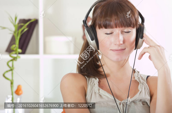 在家里聽音樂