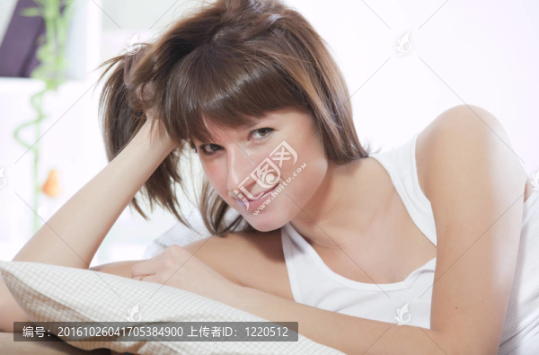 快樂(lè)的女人在床上放松