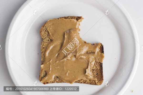 花生醬在面包上咬一口
