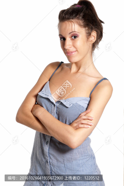 穿白色睡衣的年輕女性