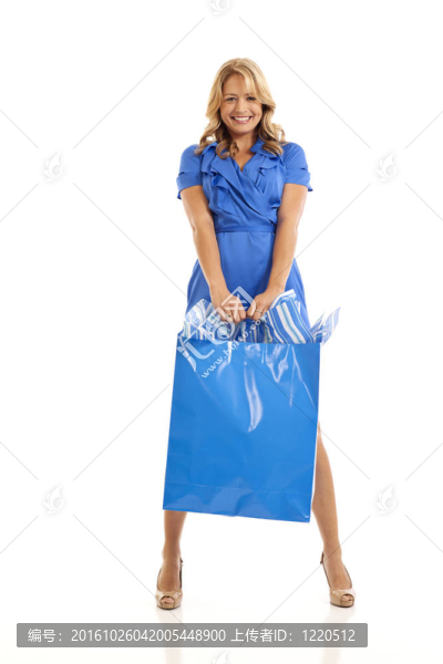 婦女拿著購(gòu)物袋