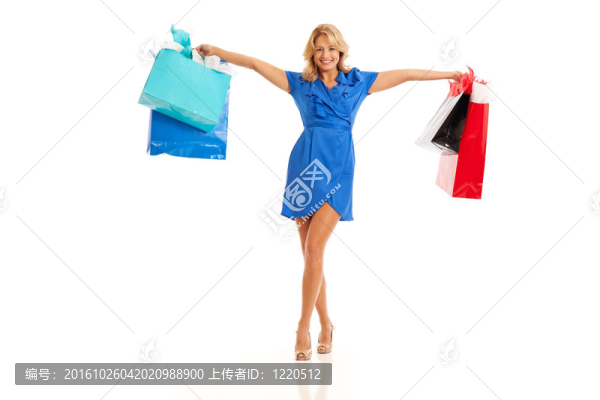 婦女拿著購物袋