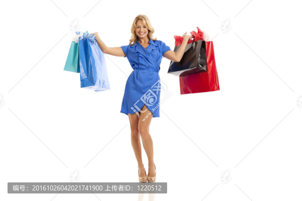 婦女拿著購物袋