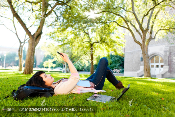 混合種族學(xué)生發(fā)短信