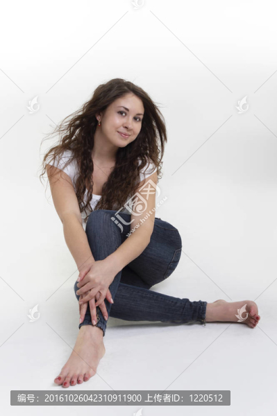可愛的黑發(fā)女孩，卷曲的頭發(fā)