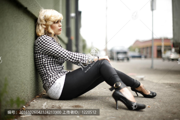 人行道上的漂亮女人