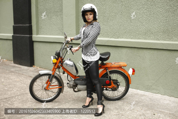 漂亮女人與助力車