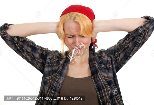 吸煙憤怒的年輕女子舉手
