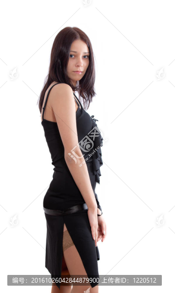 穿黑色連衣裙的女孩