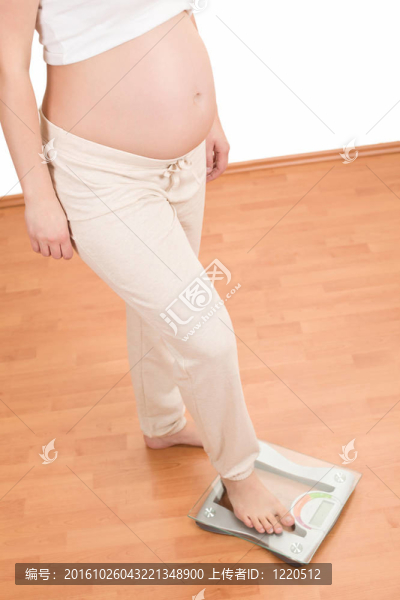 孕婦站在秤上
