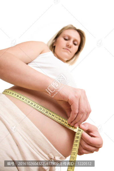 孕婦測量她的肚子