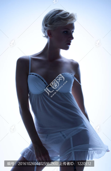 性感的女人在透明的內(nèi)衣
