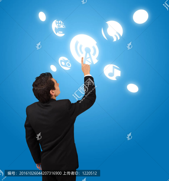 商務(wù)人按下觸摸屏按鈕