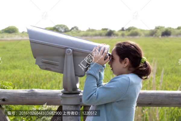 女孩看著自然
