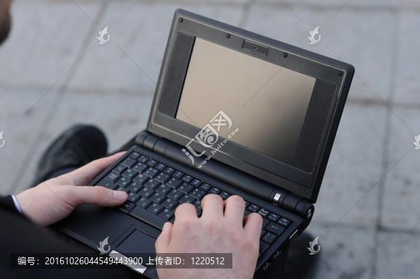 在筆記本電腦上工作的人