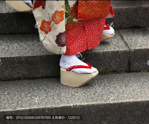 傳統的木制涼鞋高跟木屐的日本舞妓的特寫（Geisha在訓練）。日本京都